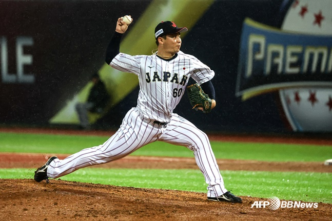 요코야마 리쿠토가 지난해 열린 프리미어 12에서 투구하고 있다. /AFPBBNews=뉴스1