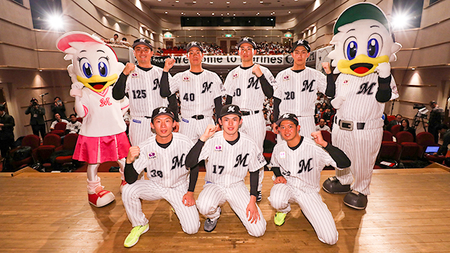 2019년 지바 롯데 입단 당시의 사사키 로키(앞줄 가운데)와 요코야마 리쿠토(뒷줄 오른쪽 2번째). /사진=지바 롯데 마린스 홈페이지 갈무리