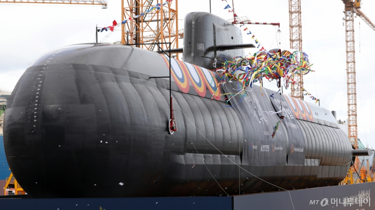(거제=뉴스1) 윤일지 기자 = 22일 오후 경남 거제 한화오션 거제사업장에서 장보고-Ⅲ Batch-Ⅱ 1번함인 장영실함 진수식이 열리고 있다. 