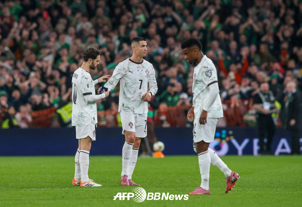 포르투갈 대표팀 크리스티아누 호날두(가운데)가 14일(한국시간) 아일랜드 더블린의 아비바 스타디움에서 열린 2026 국제축구연맹(FIFA) 북중미 월드컵 유럽 예선 F조 5차전 아일랜드전에서 퇴장을 당한 뒤 주장 완장을 넘겨주고 있다. /AFPBBNews=뉴스1