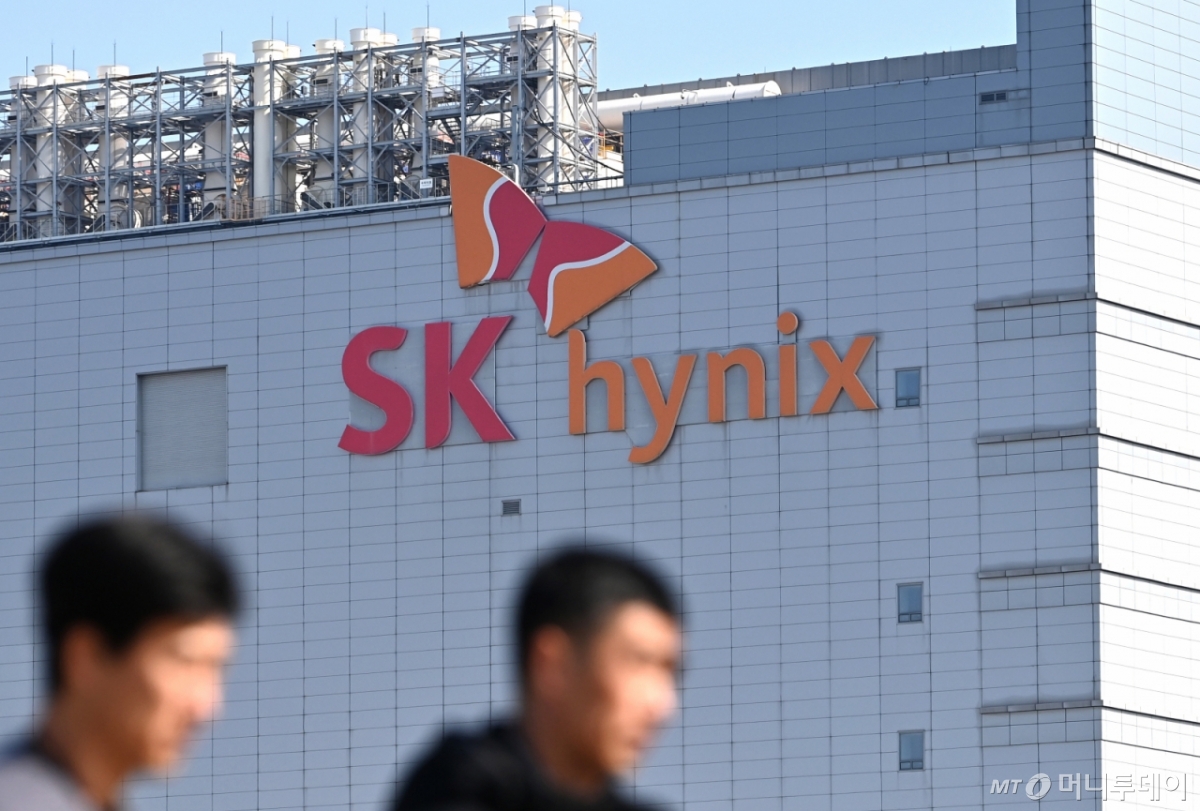 [이천=뉴시스] 김종택 기자 = SK하이닉스는 HBM(고대역폭메모리) 시장에서 쌓은 기술력을 앞세워 올해 3분기 영업이익이 창사 이래 최초로 10조원을 넘어섰다.  SK하이닉스는 올해 3분기 매출액 24조4489억원, 영업이익 11조3834억원의 경영실적을 기록했다고 29일 밝혔다. 영업이익률은 무려 47%에 달한다.  사진은 이날 경기 이천시 SK 하이닉스 본사 모습. 2025.10.29. jtk@newsis.com /사진=김종택