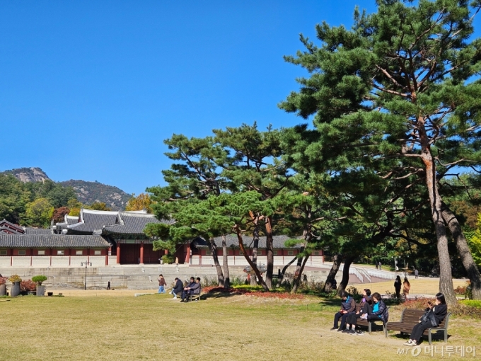 이달 초 서울 종로구 경희궁지에서 시민들이 휴식을 취하고 있다. /사진=정세진 기자