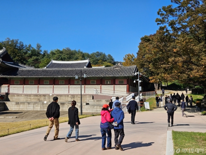 이달 초 서울 종로구 경희궁지에서 시민들이 산책하고 있다. /사진=정세진 기자