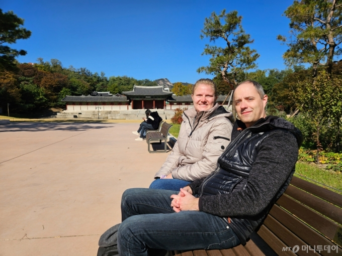 이달초 서울 종로구 경희궁지를 찾은 덴마크 관광객/사진=정세진 기자