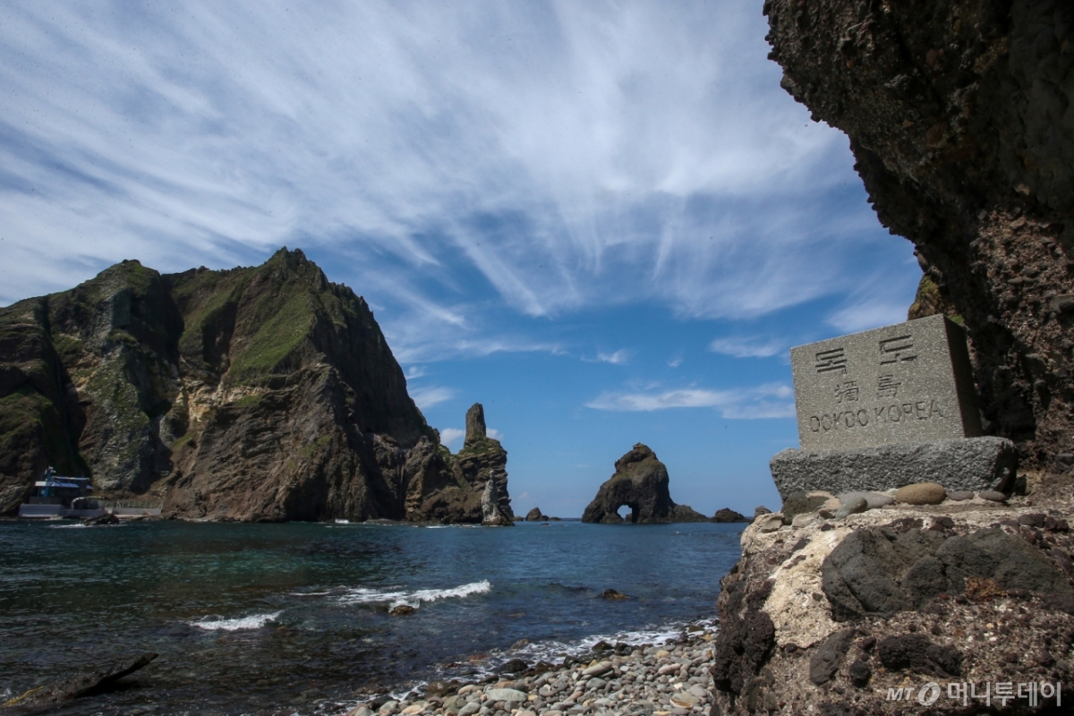  독도(동도)에서 바라본 서도와 파란하늘. /국회사진취재단