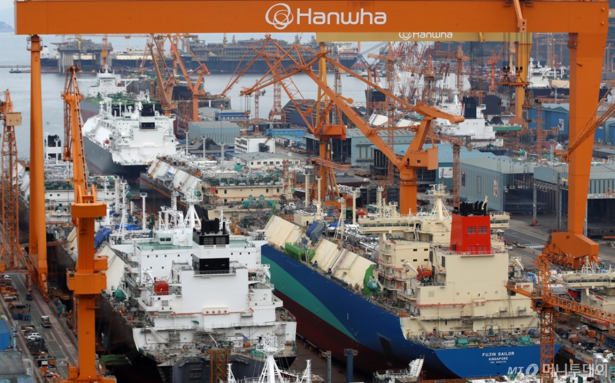 (거제=뉴스1) 윤일지 기자 = 도널드 트럼프 미국 대통령이 한국의 핵 추진 잠수함 건조를 승인한 30일 경남 거제시 한화오션 거제사업장에 대형 크레인과 건조 중인 선박이 보이고 있다. 
