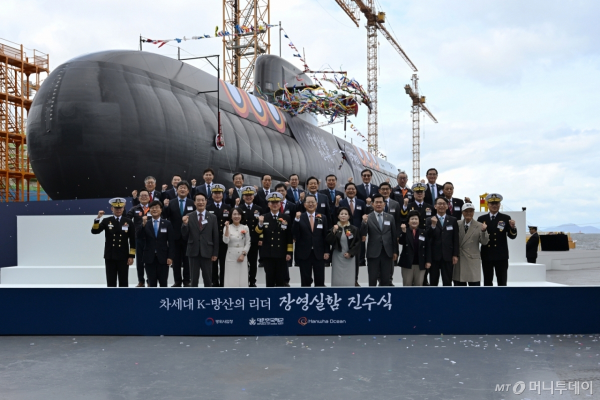 [거제=뉴시스] 차용현 기자 =22일 오후 경남 거제시 한화오션에서 장보고-Ⅲ Batch-Ⅱ 1번함인 ‘장영실함’(3600t급)의 진수식이 거행되고 있다. 사진은 장동길 해군참모총장을 비롯한 귀빈들이 기념촬영을 하고 있다. 2025.10.22. con@newsis.com /사진=