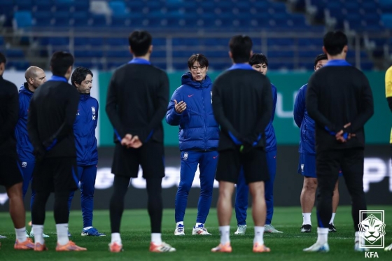 홍명보 감독이 13일 대전월드컵경기장에서 진행된 볼리비아전 대비 훈련에서 선수들에게 지시하고 있다. /사진=대한축구협회 제공