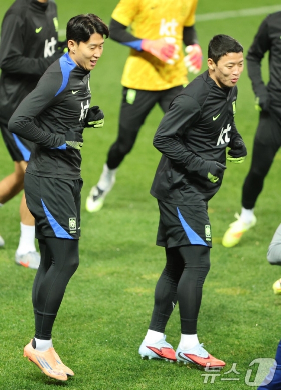 축구 국가대표팀 손흥민과 황희찬이 13일 대전 유성구 대전월드컵경기장에서 볼리비아 국가대표팀과 친선경기를 앞두고 훈련을 하고 있다./사진=뉴스1