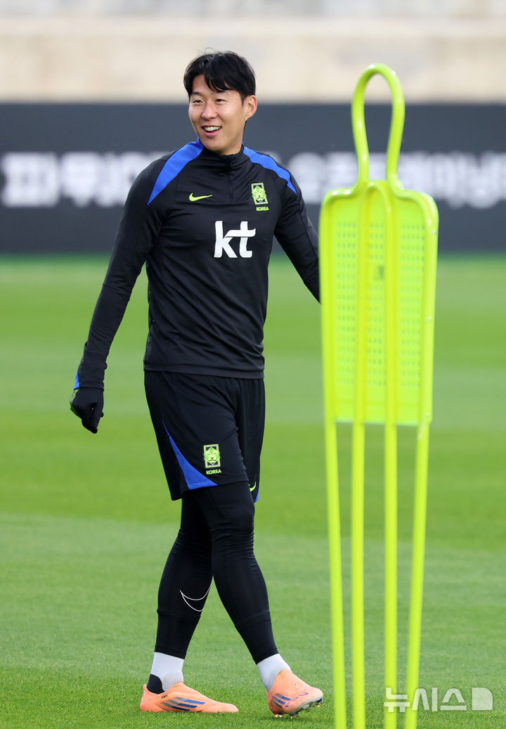 대한민국 축구 국가대표팀 주장 손흥민이 11일 천안 대한민국 축구종합센터에서 열린 오픈 트레이닝에서 훈련을 하며 밝게 웃고 있다. /사진=뉴시스