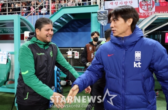 빌레가스(왼쪽) 볼리비아 감독과 악수하는 홍명보 감독. /사진=강영조 선임기자