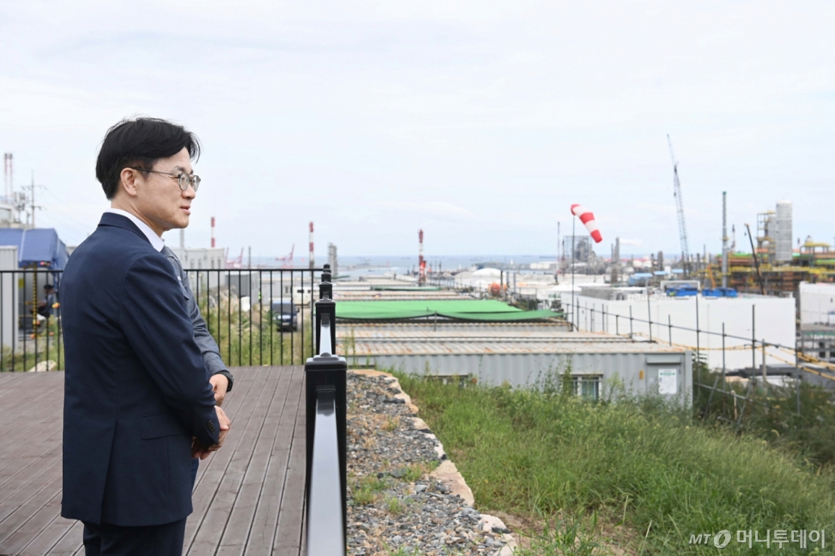 [서울=뉴시스] 홍효식 기자 = 김정관 산업통상자원부 장관이 19일 울산 남구 석유화학산업단지 내 S-oil 샤힌 프로젝트 건설현장을 방문해 생산 및 안전관리 현황 등을 점검하고 있다. (사진=산업통상자원부 제공) 2025.09.19. photo@newsis.com *재판매 및 DB 금지 /사진=
