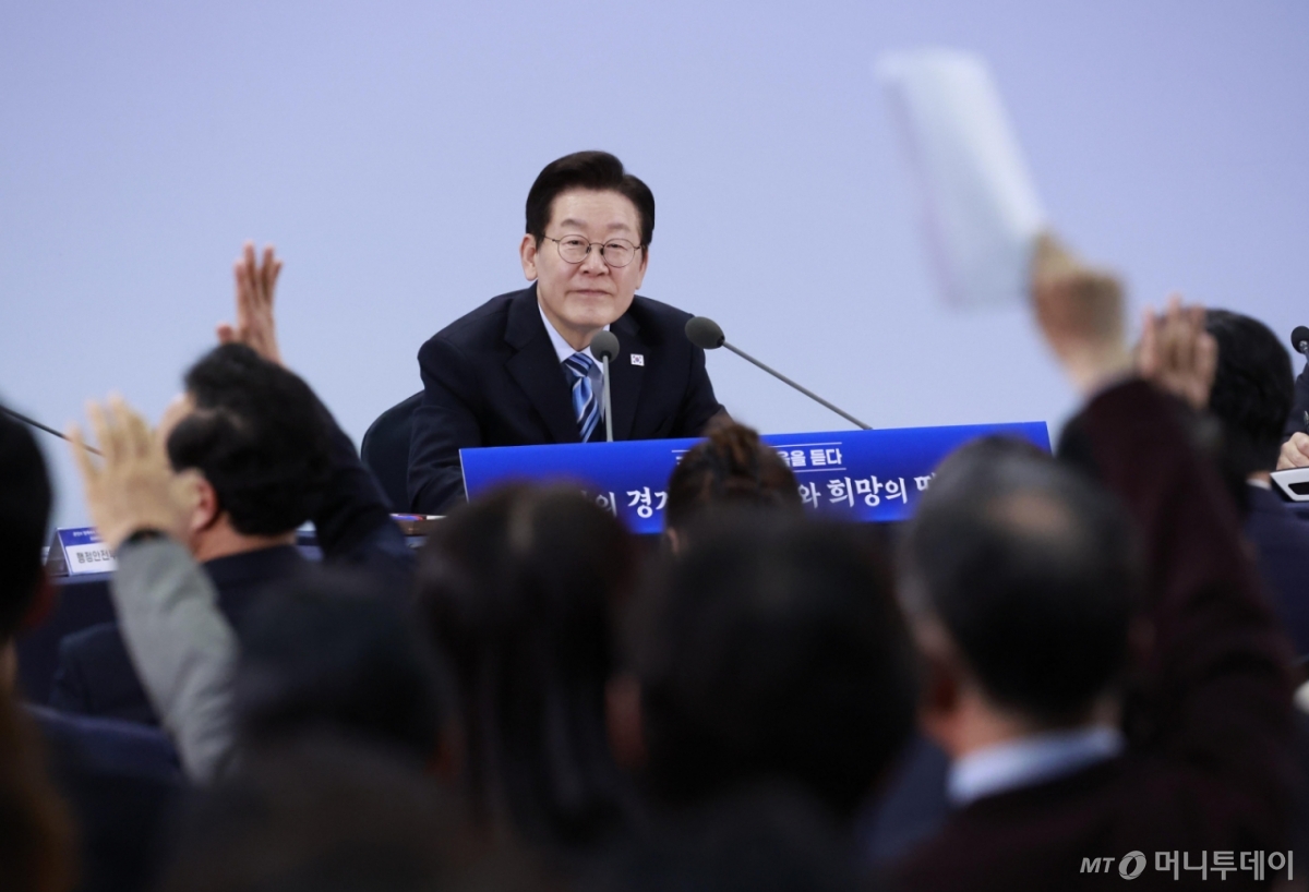 [파주=뉴시스] 최동준 기자 = 이재명 대통령이 14일 경기 파주시 라이브러리스테이 지지향에서 열린 '경기 북부의 마음을 듣다' 타운홀 미팅에서 참석자들 질문을 받고 있다. 2025.11.14. photocdj@newsis.com /사진=최동준