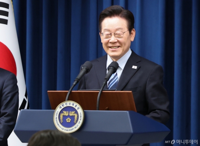 (서울=뉴스1) 허경 기자 = 이재명 대통령이 14일 서울 용산 대통령실 청사에서 한·미 팩트시트 타결 결과를 발표한 뒤 기자들의 질문에 답변하고 있다. 2025.11.14/뉴스1  Copyright (C) 뉴스1. All rights reserved. 무단 전재 및 재배포,  AI학습 이용 금지. /사진=(서울=뉴스1) 허경 기자