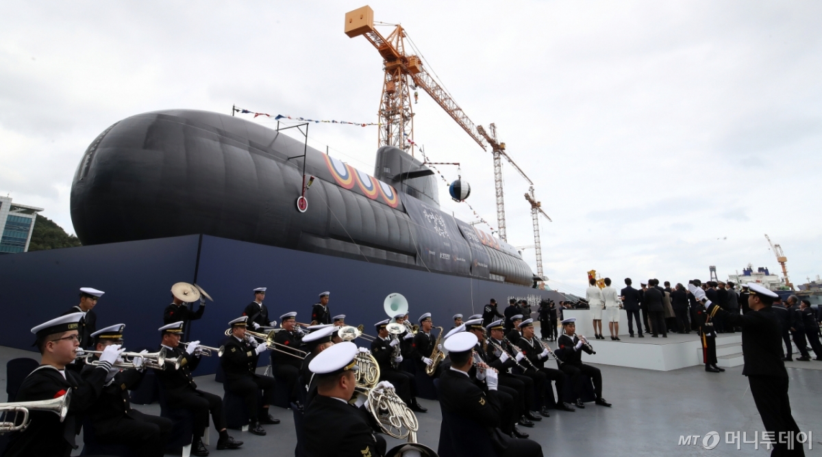 (거제=뉴스1) 윤일지 기자 = 22일 오후 경남 거제 한화오션 거제사업장에서 장보고-Ⅲ Batch-Ⅱ 1번함인 장영실함 진수식이 열리고 있다.    톤수 약 3600톤, 길이 약 89m인 장영실함은 대한민국 기술로 건조된 세계 최고 수준의 디젤 잠수함으로 한층 강화된 정밀 타격 능력과 수중작전능력을 바탕으로 다양한 안보위협에 효과적으로 대응 가능하다. 2025.10.22/뉴스1  Copyright © 뉴스1. All rights reserved. 무단 전재 및 재배포,  AI학습 이용 금지