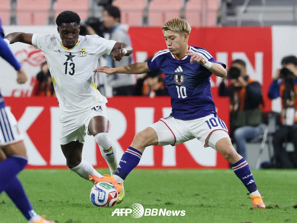 일본 축구대표팀 도안 리츠(오른쪽)가 14일 일본 도요타 스타디움에서 열린 가나와의 축구 국가대표팀 A매치 친선경기에서 볼 경합을 펼치고 있다. /AFPBBNews=뉴스1