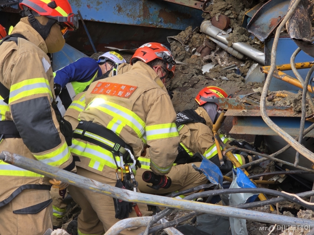 (서울=뉴스1) = 14일 오후 울산화력발전소 붕괴 현장에서 구조대원들이 마지막 매몰자를 찾기 위해 수색구조작업을 하고 있다. (소방청 제공. 재판매 및 DB 금지) 2025.11.14/뉴스1 Copyright © 뉴스1. All rights reserved. 무단 전재 및 재배포, AI학습 이용 금지. /사진=(서울=뉴스1)