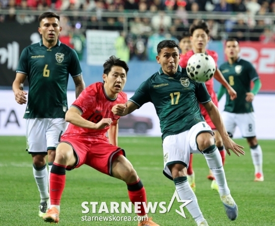이강인(가운데)이 14일 오후 8시 대전월드컵경기장에서 열린 볼리비아전에 나서 볼경합을 벌이고 있다. /사진=강영조 선임기자
