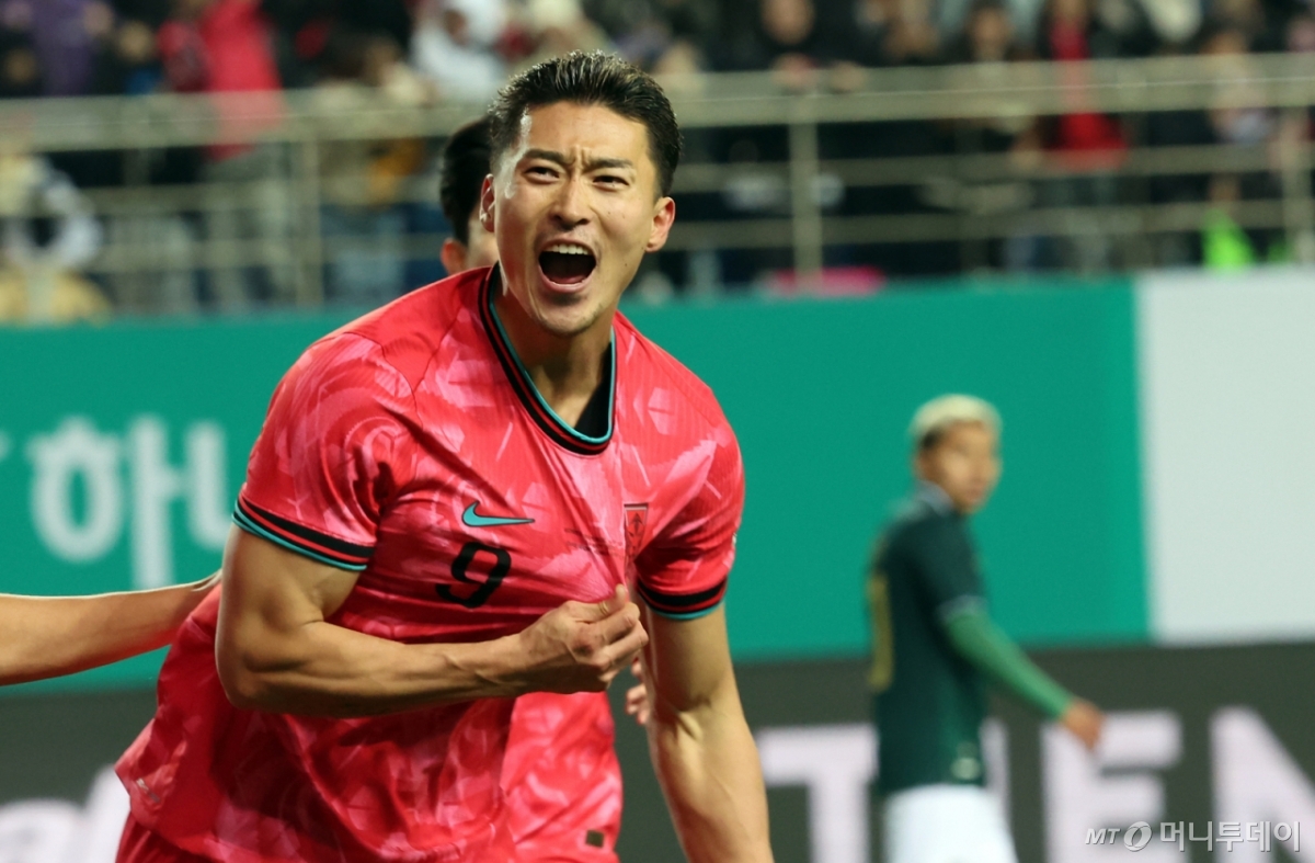 [대전=뉴시스] 강종민 기자 = 14일 오후 대전 유성구 대전월드컵경기장에서 열린 축구 국가대표팀 평가전 대한민국과 볼리비아의 경기에서 추가골을 넣은 조규성이 포효하고 있다. 2025.11.14. ppkjm@newsis.com /사진=강종민