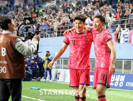 김민재(가운데)가 14일 오후 8시 대전월드컵경기장에서 열린 볼리비아(76위)와 친선경기에서 골을 넣은 조규성(오른쪽)과 함께 어깨동무하고 있다. /사진=강영조 선임기자