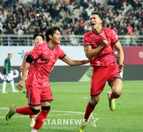 조규성(오른쪽)이 14일 오후 8시 대전월드컵경기장에서 열린 볼리비아(76위)와 친선경기에서 쐐기골을 넣고 관중석을 바라보고 있다. /사진=강영조 선임기자