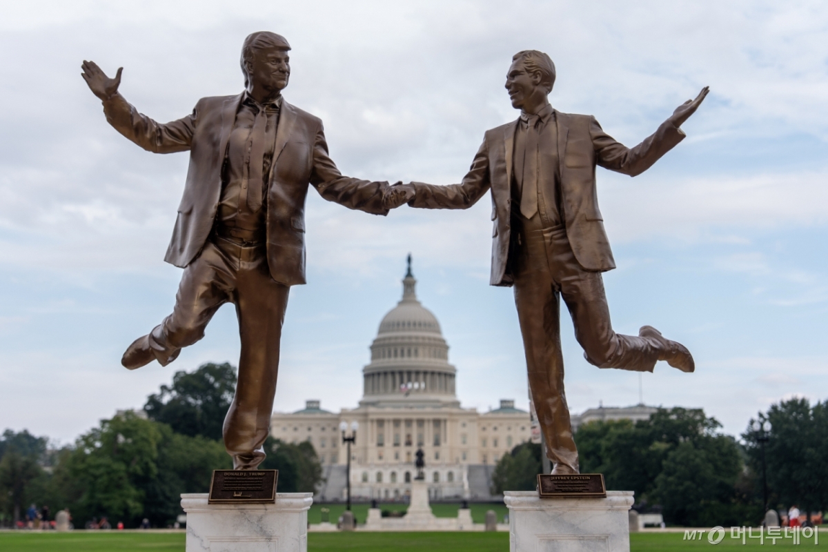 [워싱턴=AP/뉴시스] 23일(현지 시간) 미국 워싱턴 D.C. 국회의사당 인근 내셔널몰에 도널드 트럼프 대통령과 미성년자 성착취범 제프리 엡스타인을 희화화한 풍자 작품이 반트럼프 시위의 일환으로 전시돼 있다. 2025.09.24. /사진=민경찬