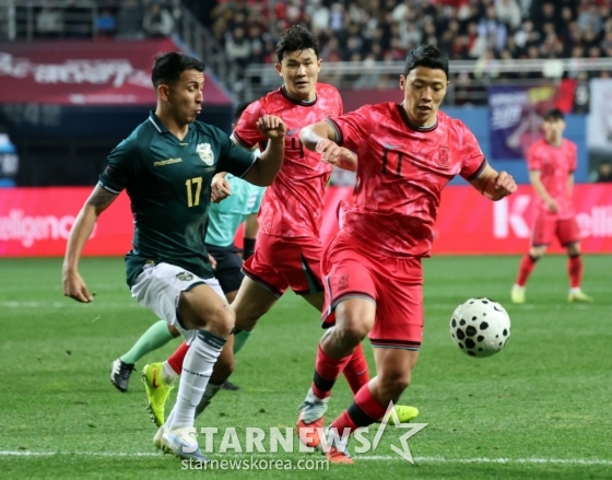 황희찬(오른쪽)이 14일 대전월드컵경기장에서 열린 볼리비아와 경기 중 볼을 따라가고 있다. /사진=강영조 선임기자