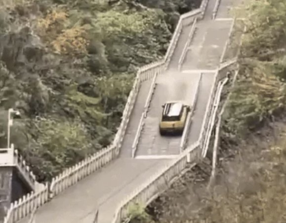 하늘계단 오르기에 도전한 체리자동차 SUV. /사진=유튜브 캡쳐