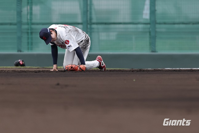 롯데 고승민이 수비훈련 중 주저앉아 쉬고 있다. /사진=롯데 자이언츠 제공