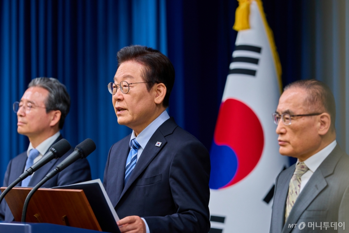 (서울=뉴스1) 허경 기자 = 이재명 대통령이 14일 서울 용산 대통령실 청사에서 한·미 팩트시트 타결 결과를 발표하고 있다. 왼쪽부터 김용범 정책실장, 이 대통령, 위성락 국가안보실장. (대통령실 제공. 재판매 및 DB 금지) 2025.11.14/뉴스1  Copyright © 뉴스1. All rights reserved. 무단 전재 및 재배포,  AI학습 이용 금지. /사진=(서울=뉴스1) 허경 기자