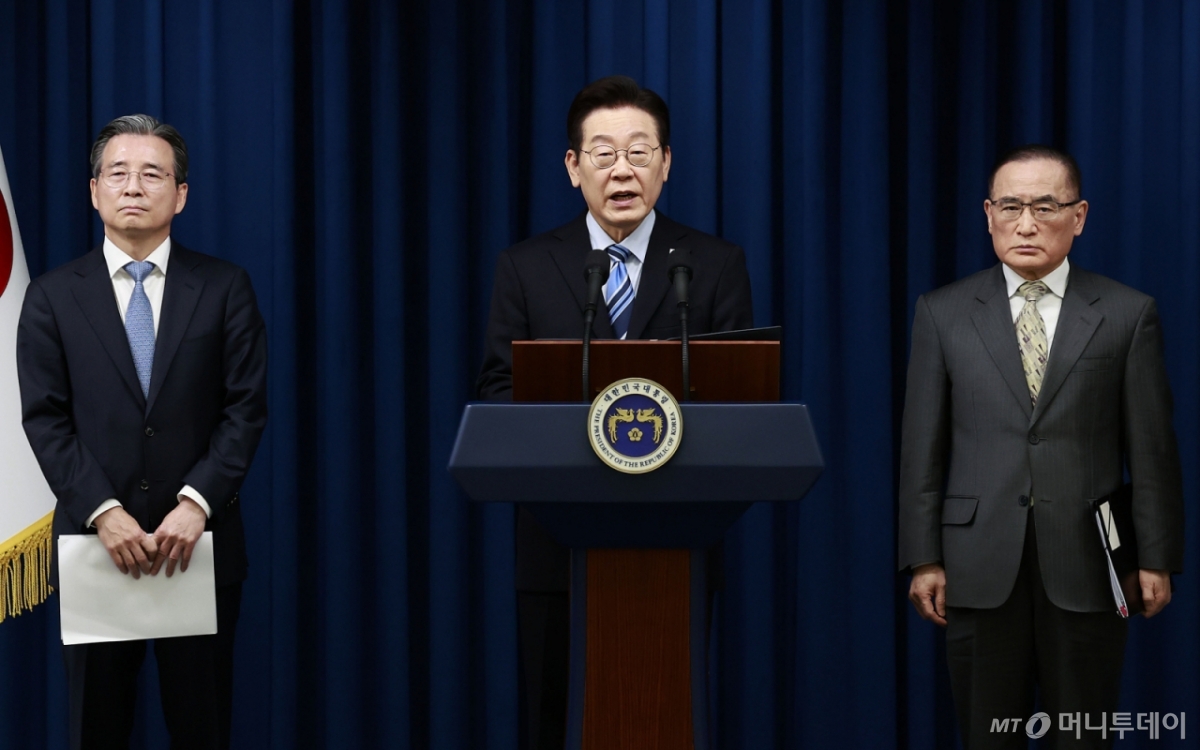 [서울=뉴시스] 최동준 기자 = 이재명 대통령이 14일 서울 용산 대통령실에서 한·미 간 관세·안보 합의를 문서화하는 '조인트 팩트시트(JFS·합동설명자료)' 관련 발표를 하고 있다.  왼쪽부터 김용범 정책실장, 이 대통령, 위성락 국가안보실장. 2025.11.14. photocdj@newsis.com /사진=최동준