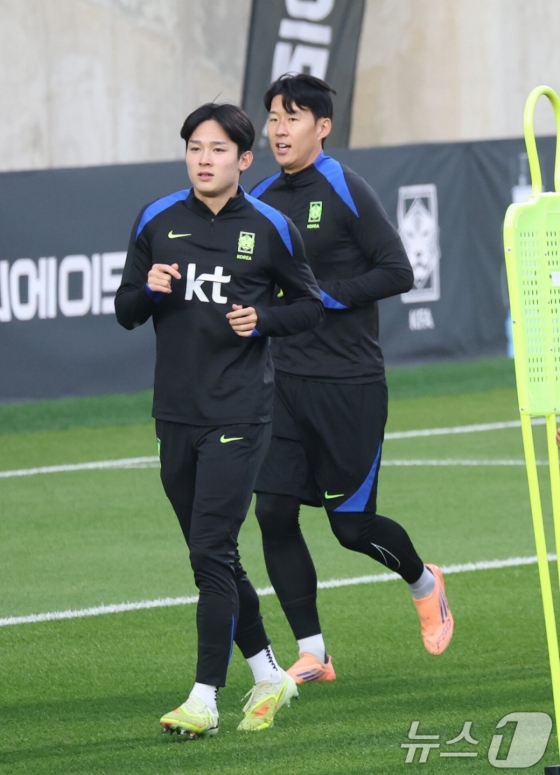양민혁(왼쪽)과 손흥민이 11일 천안 대한민국축구종합센터에서 진행된 소집 2일 차 훈련에서 몸을 풀고 있다. /사진=뉴스1