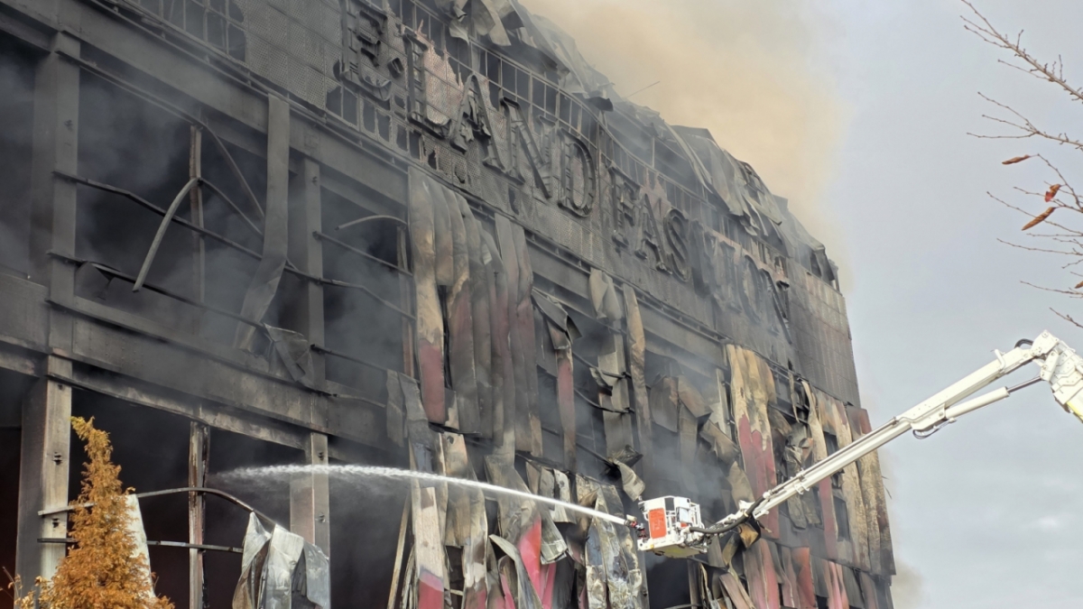 15일 충남 천안 동남구 이랜드패션 물류센터에서 발생한 화재로 건물 외장재가 떨어지고, 외벽이 검게 탔다.  소방 당국은 9시간만에 큰불을 잡았지만 대응 2단계를 유지한 채 화재를 계속 진압 중이다. /사진=뉴스1