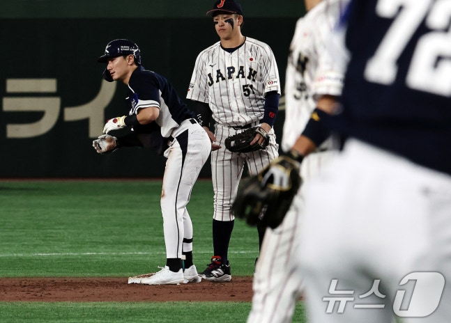 15일 오후 일본 도쿄돔에서 열린 월드베이스볼클래식(WBC) 대비 평가전 '2025 케이 베이스볼 시리즈(K-BASEBALL SERIES)' 일본과의 1차전 경기. 대한민국 신민재가 8회초 주자 없는 상황때 우중간 안타를 친 뒤 2루에 안착하고 있다.