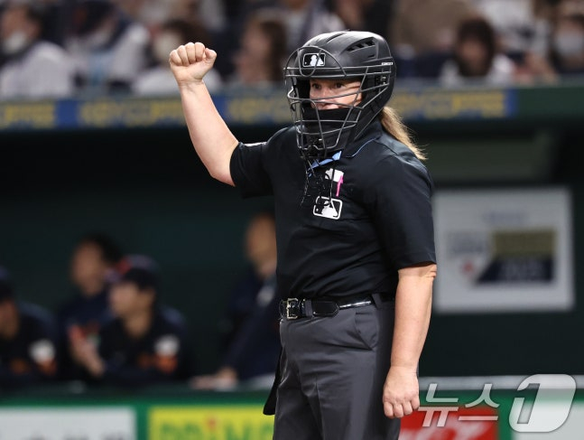 5일 오후 일본 도쿄돔에서 열린 월드베이스볼클래식(WBC) 대비 평가전 '2025 케이 베이스볼 시리즈(K-BASEBALL SERIES)' 일본과의 1차전 경기. 메이저리그 첫 여성 심판인 젠 파월 주심이 아웃판정을 하고 있다.