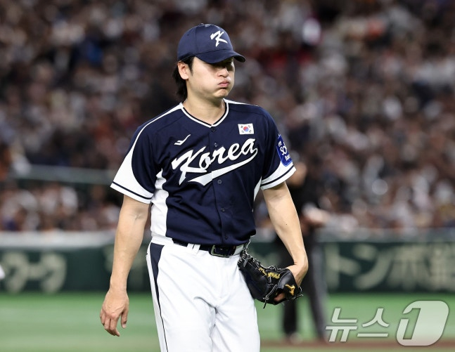 15일 오후 일본 도쿄돔에서 열린 월드베이스볼클래식(WBC) 대비 평가전 '2025 케이 베이스볼 시리즈(K-BASEBALL SERIES)' 일본과의 1차전 경기. 대한민국 선발투수 곽빈이 일본의 4회말 공격 1사 1,3루 상황 때 마키에게 적시타를 허용한 뒤 교체되고 있다.