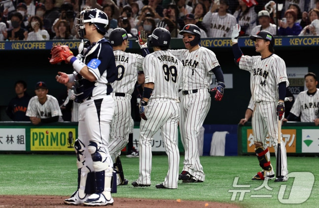 15일 오후 일본 도쿄돔에서 열린 월드베이스볼클래식(WBC) 대비 평가전 '2025 케이 베이스볼 시리즈(K-BASEBALL SERIES)' 일본과의 1차전 경기. 5회말 무사 1,2루 상황 일본 기시다가 역전 쓰리런 홈런을 친 뒤 기쁨을 나누고 있다.