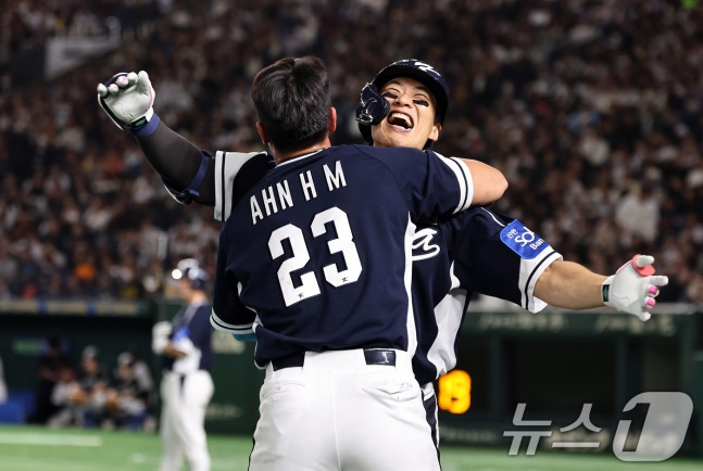 15일 오후 일본 도쿄돔에서 열린 월드베이스볼클래식(WBC) 대비 평가전 '2025 케이 베이스볼 시리즈(K-BASEBALL SERIES)' 일본과의 1차전 경기. 대한민국 송성문이 4회초 무사 주자 없는 상황, 백투백 홈런를 때린 뒤 안현민과 기쁨을 나누고 있다. /사진=뉴스1
