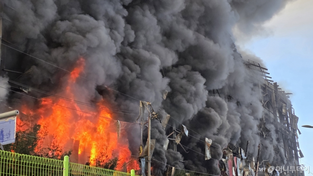 (천안=뉴스1) 이시우 기자 = 15일 오전 충남 천안 동남구 이랜드패션 물류센터에서 발생한 화재가 7시간이 지나도록 꺼지지 않고 있다. 소방 당국은 대응 2단계를 유지한 채 화재를 진화 중이다. 2025.11.15/뉴스1  Copyright © 뉴스1. All rights reserved. 무단 전재 및 재배포,  AI학습 이용 금지. /사진=(천안=뉴스1) 이시우 기자