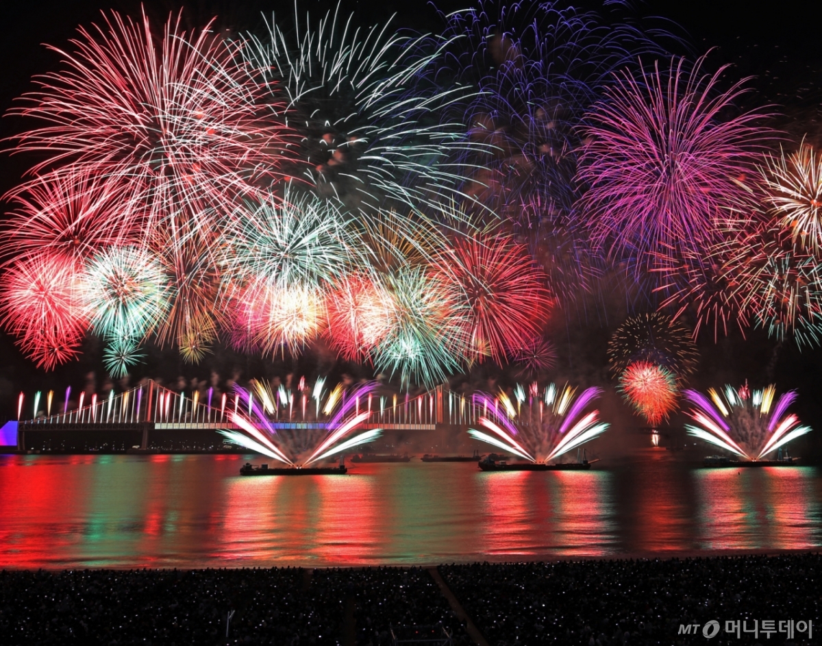 (부산=뉴스1) 윤일지 기자 = 15일 오후 부산 수영구 광안리해수욕장 일대에서 열린 '제20회 부산불꽃축제'에서 화려한 불꽃이 부산 밤바다를 수놓고 있다. 2025.11.15/뉴스1 Copyright © 뉴스1. All rights reserved. 무단 전재 및 재배포, AI학습 이용 금지. /사진=(부산=뉴스1) 윤일지 기자