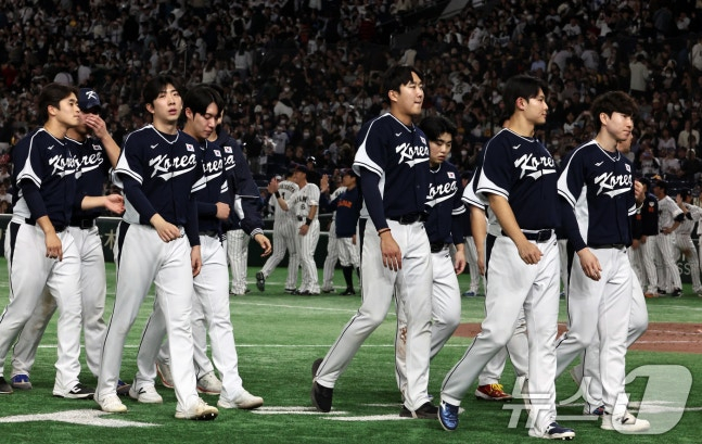 류지현 감독이 이끄는 야구 국가대표 선수들이 15일 오후 일본 도쿄돔에서 열린 월드베이스볼클래식(WBC) 대비 평가전 '2025 케이 베이스볼 시리즈(K-BASEBALL SERIES)' 일본과의 1차전 경기에서 일본에 11대 4로 역전패한 뒤 경기장을 빠져나가고 있다. /사진=뉴스1