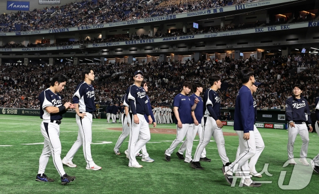 류지현 감독이 이끄는 야구 국가대표 선수들이 15일 오후 일본 도쿄돔에서 열린 월드베이스볼클래식(WBC) 대비 평가전 '2025 케이 베이스볼 시리즈(K-BASEBALL SERIES)' 일본과의 1차전 경기에서 일본에 11대 4로 역전패한 뒤 경기장을 빠져나가고 있다. /사진=뉴스1