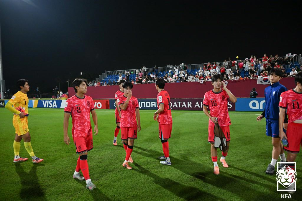 15일(한국시간) 카타르 도하의 어스파이어존에서 열린 2025 FIFA U-17 월드컵 32강전에서 잉글랜드에 져 탈락이 확정되자 아쉬워하고 있는 대한민국 U-17 대표팀 선수들. /사진=대한축구협회 제공