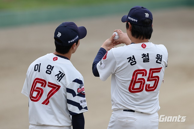 롯데 정철원(오른쪽)이 마무리훈련에서 후배 이영재에게 투구에 대해 알려주고 있다. /사진=롯데 자이언츠 제공