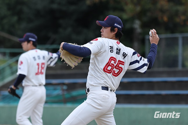 롯데 정철원이 마무리훈련에서 캐치볼을 하고 있다. /사진=롯데 자이언츠 제공