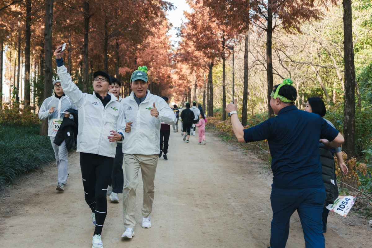 정희원 서울시 건강총괄관이 16일 오전 서울 마포구 상암월드컵 공원에서 '쉬엄쉬엄런' 행사 중 오세훈 시장과 사진을 찍고 있다. /사진=서울시