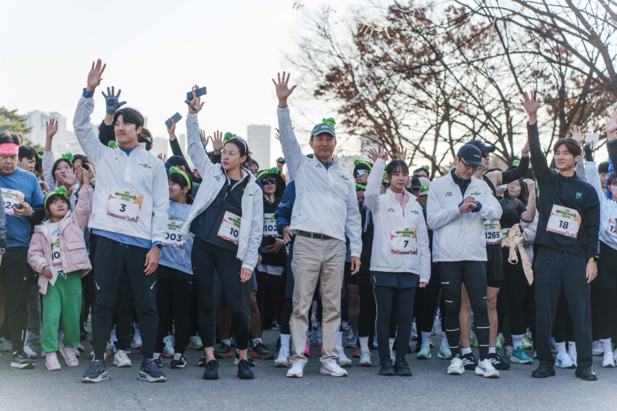 오세훈 서울시장이 16일 오전 서울 마포구 월드컵공원 내 평화의광장에서 '쉬엄쉬엄 런' 행사 출발선에서 참여자들과 달릴 준비를 하고 있다. /사진=서울시
