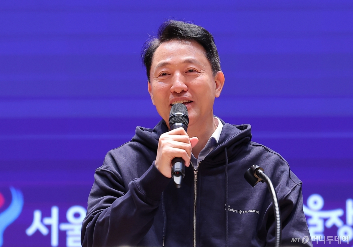 (서울=뉴스1) 김성진 기자 = 오세훈 서울시장이 16일 서울 중구 서울시청에서 열린 AI 서울테크 대학원 장학금 장학증서 수여식에서 축사를 하고 있다. 2025.11.16/뉴스1 Copyright © 뉴스1. All rights reserved. 무단 전재 및 재배포, AI학습 이용 금지. /사진=(서울=뉴스1) 김성진 기자