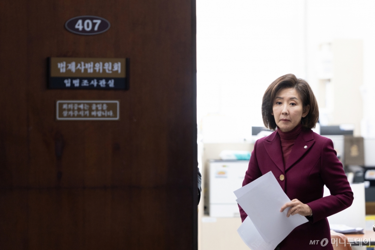 (서울=뉴스1) 이승배 기자 = 나경원 국민의힘 의원이 10일 서울 여의도 국회에서 법사위 전체회의(긴급현안질의) 개회요구에 대해 거부 의사를 밝힌 추미애 위원장 규탄 기자회견을 위해 발걸음을 옮기고 있다. 2025.11.10/뉴스1 Copyright © 뉴스1. All rights reserved. 무단 전재 및 재배포, AI학습 이용 금지. /사진=(서울=뉴스1) 이승배 기자