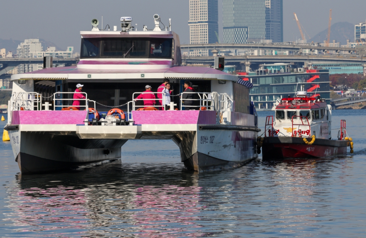 16일 서울 송파구 잠실선착장 인근 한강버스에서 관계자들이 대화하고 있다. 서울시에 따르면 전날 오후 8시15분쯤 잠실행 7항차 한강버스 102호선이 잠실 선착장 118m 인근에서 멈춰 승객들이 구조정을 통해 선착장에 내리는 일이 발생했다. 인명피해는 없었으며 시 관계자는 사고 발생 선박을 "만조 시간대에 이초해 정밀 확인할 예정"이라고 밝혔다. /사진=뉴스1